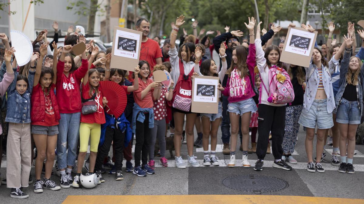 Familias de la Escola La LLacuna del Poblenou cortan el tráfico para reclamar soluciones definitivas en las escuelas contra el calor en las aulas.