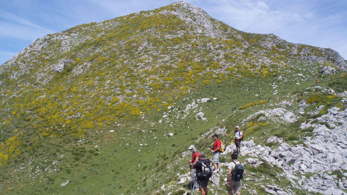 Ante la cumbre del Colláu Zorro.