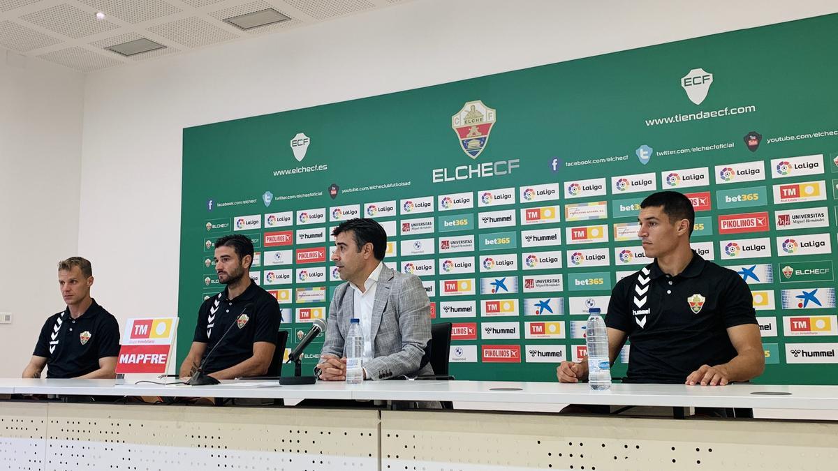 Barragán, "El Ruso" y Diego Rodríguez, junto al director deportivo del Elche, Nico Rodríguez