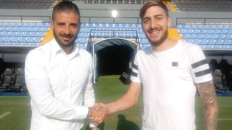 El director deportivo Javier Portillo y el nuevo jugador del Hércules Adrián Jiménez