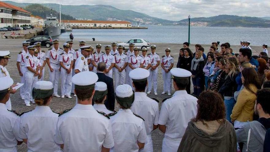 El comandante de la ENM se dirige a los estudiantes en el puerto del recinto militar. // S.A.