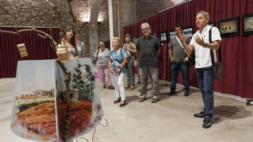 Joan Carrió, un dels artistes participants, explicant la seva obra titulada «Ceps, vinyes i cellers»