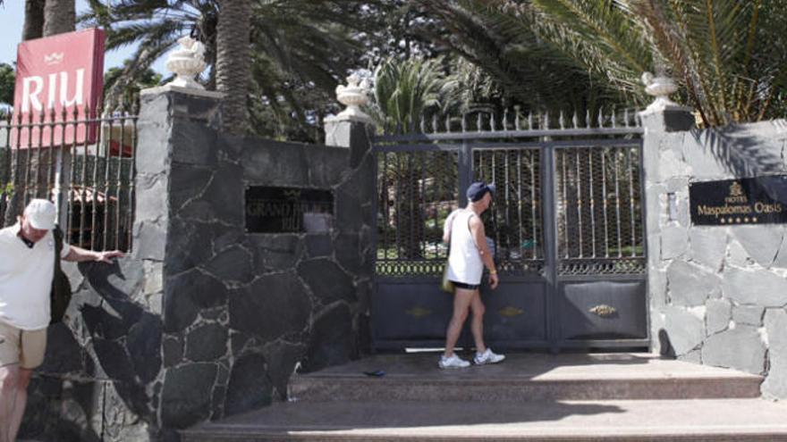 Isasi rechaza el derribo del Oasis y pide  un estudio de impacto sobre el palmeral