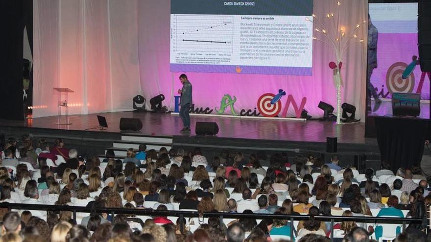 La sala Cámelot, abarrotada de gente, acogió las jornadas.