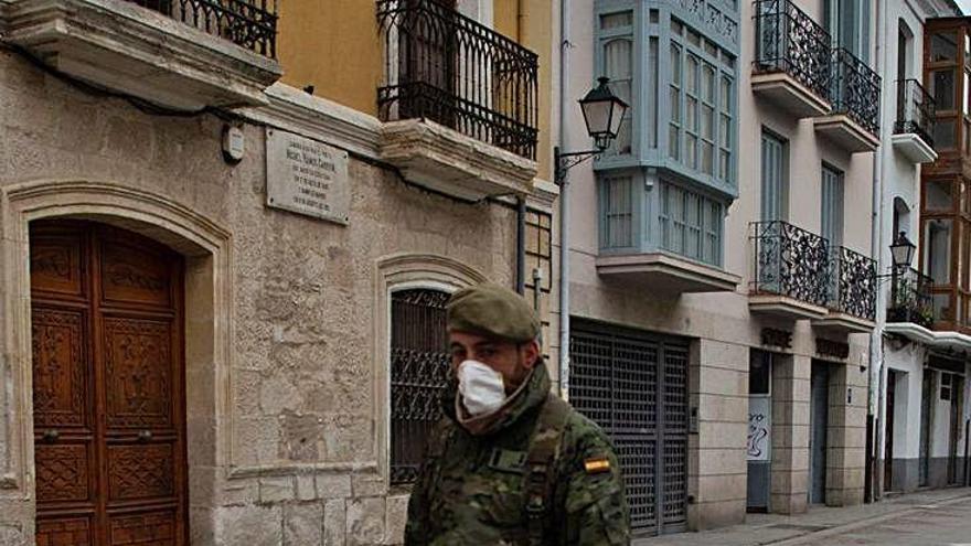 Calles vacías en Zamora a causa del coronavirus, con la sola presencia del Ejército.