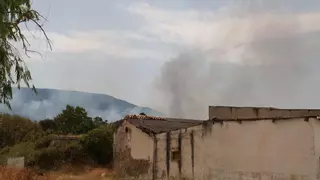Los vecinos atrapados en Cabezabellosa, rodeados por el fuego y sin luz en sus casas: "Es una ratonera"