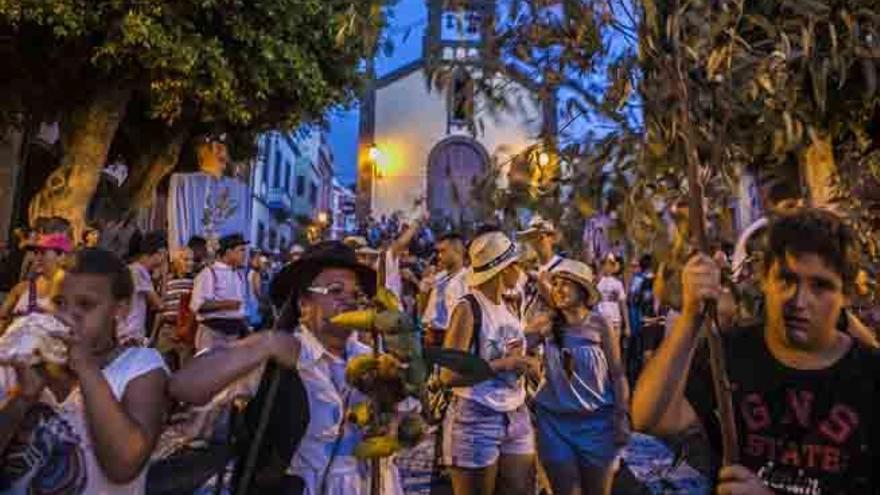 Bajada de la rama, a su paso por la ermita de San Roque. | josé carlos guerra