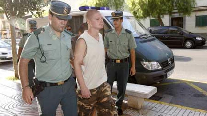 Los detenidos en el momento de entrar en las dependencia judiciales de Ibiza