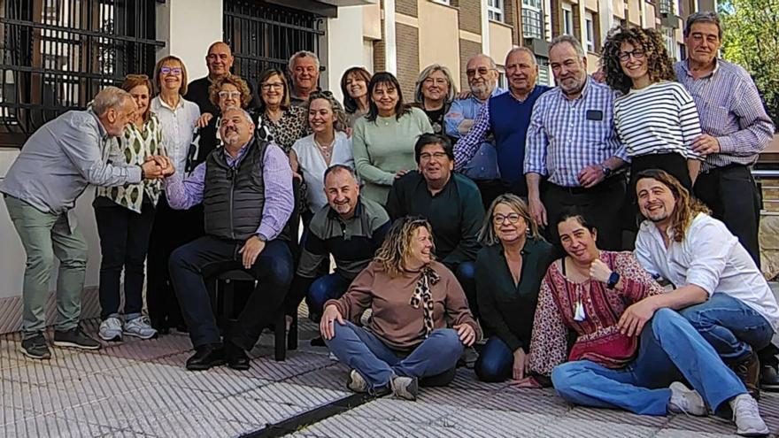 La peña Nacho Cases, con La Boya antes de premiar a Cote | M. L.