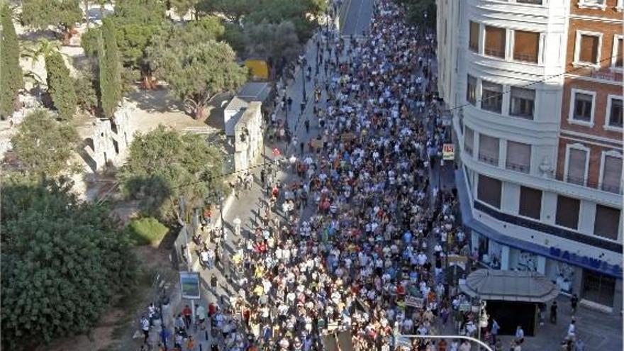 La larga manifestación encabezada por el lema &quot;El futur es nostre&quot;.