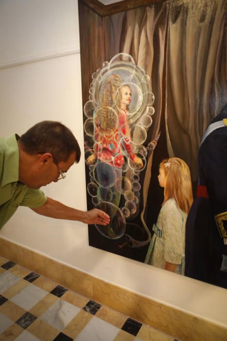El pintor Héctor Lucas muestra el cuadro que ha hecho de la familia Real