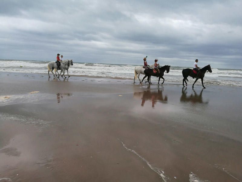 Olas de 2,5 metros invaden la playa de la Malvarrosa