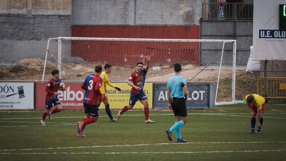 Marc Mas celebra el gol de l'empat davant el Vilafranca