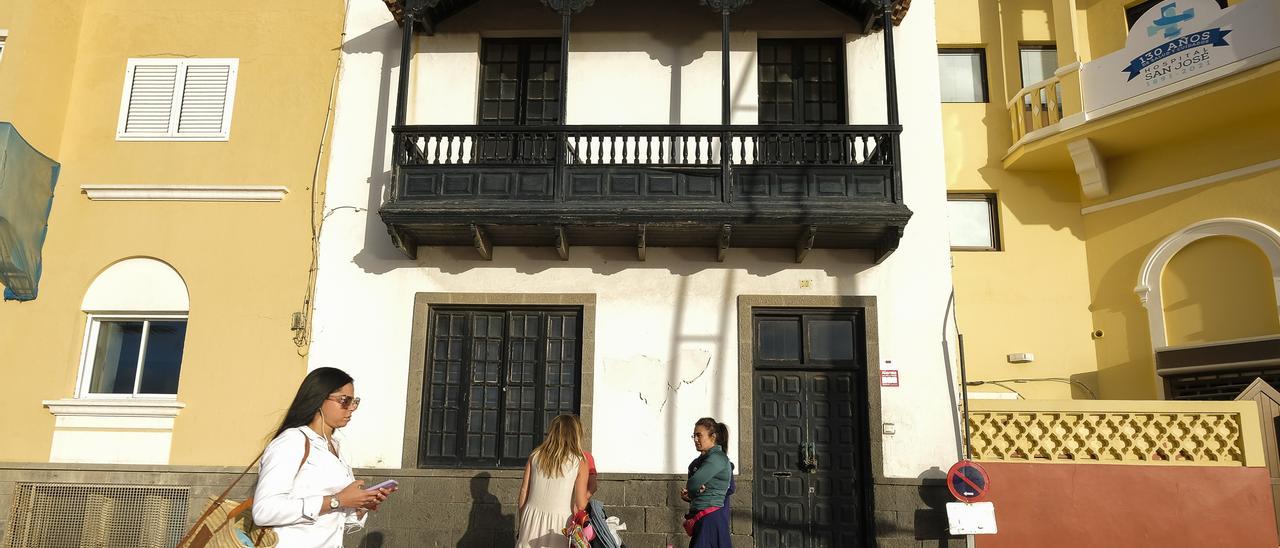 Fachada principal de la antigua casa del doctor Apolinario, en el paseo de Las Canteras