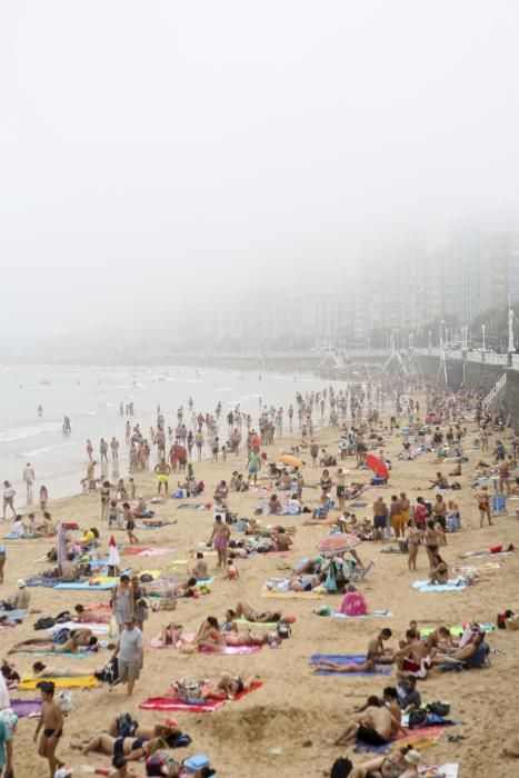 El manto de niebla sigue cubriendo Gijón