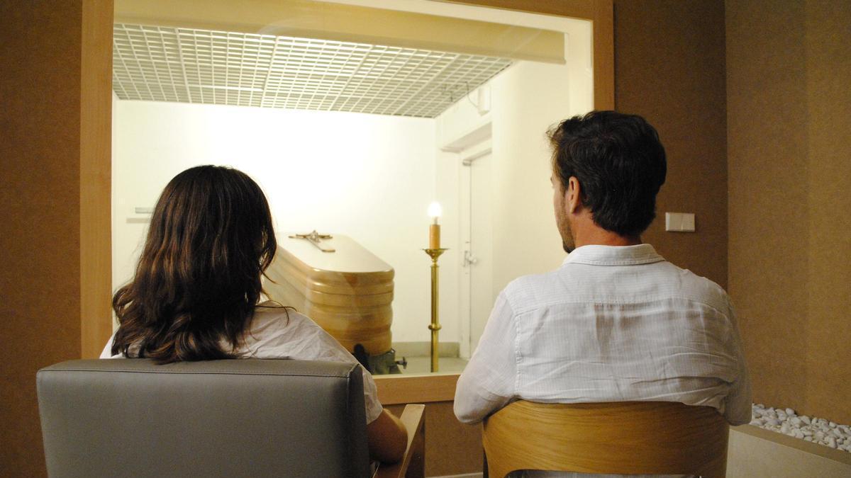 Cenizas que se convierten en fuegos artificiales y despedidas con horchata y fartons: nuevas peticiones funerarias en Alicante / INFORMACIÓN