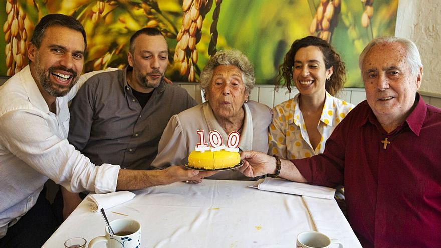 Amparo Moll, la «ayudante» del artista de Hogueras Pedro Soriano cumple 100 años