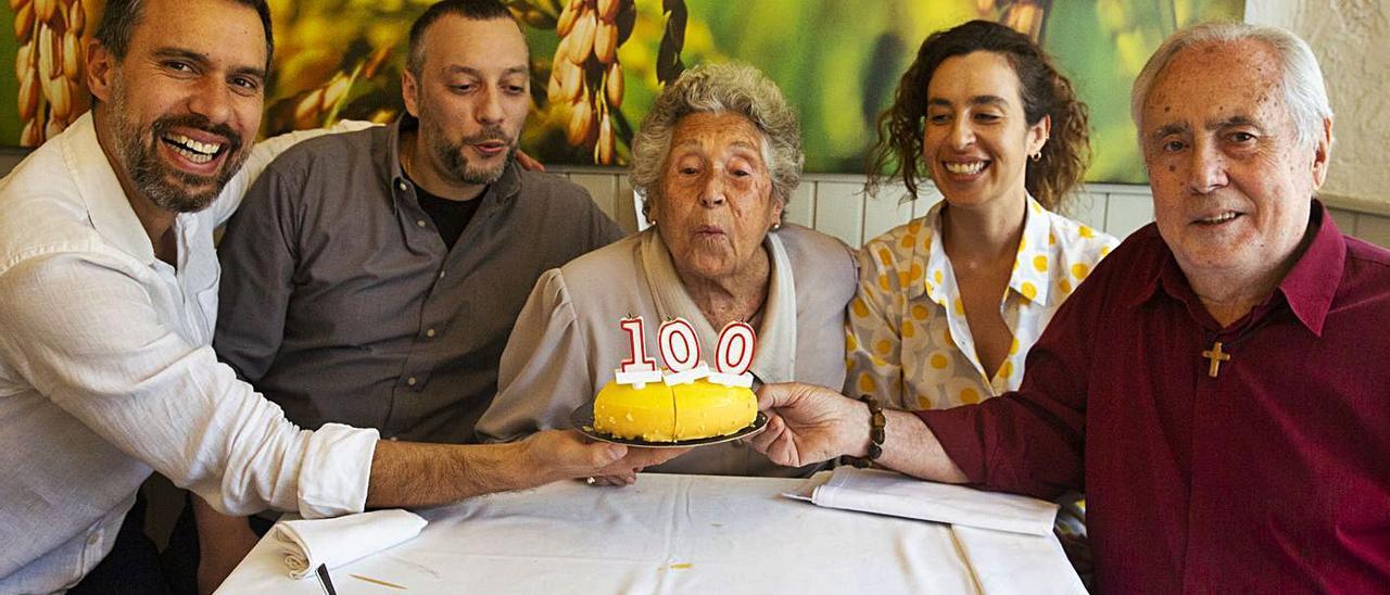 Amparo Moll celebra su 100 cumpleaños junto a su familia. A la derecha, Pedro Soriano. | RAFA ARJONES