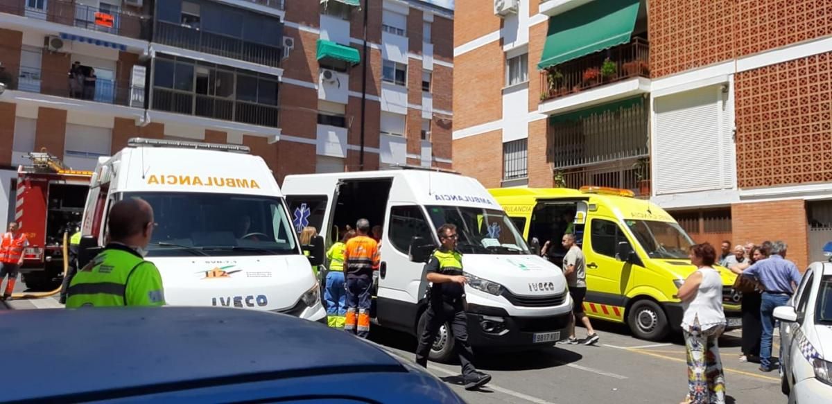 Rescate de vecinos tras el incendio de una vivienda en Plasencia