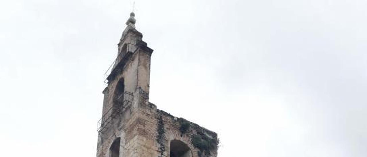 Alzira apremia al cura a quitar el pináculo de  la torre gótica