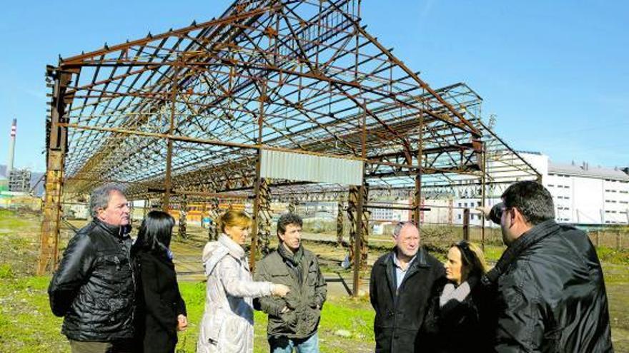 Esther Díaz, tercera por la izquierda, junto a Jesús Gutiérrez, en la visita a la parcela de Talleres del Conde.