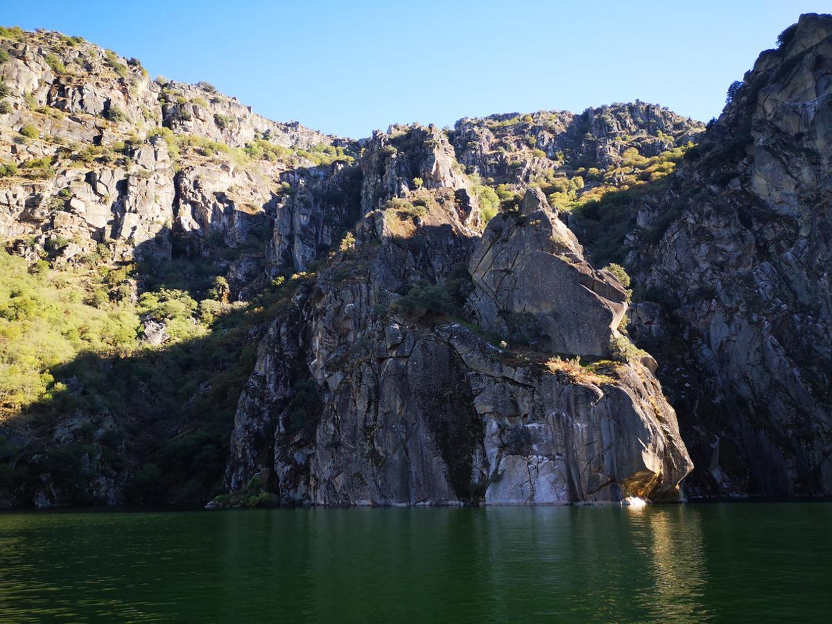 Esconde un paisaje de desfiladeros imposibles y acantilados rocosos.