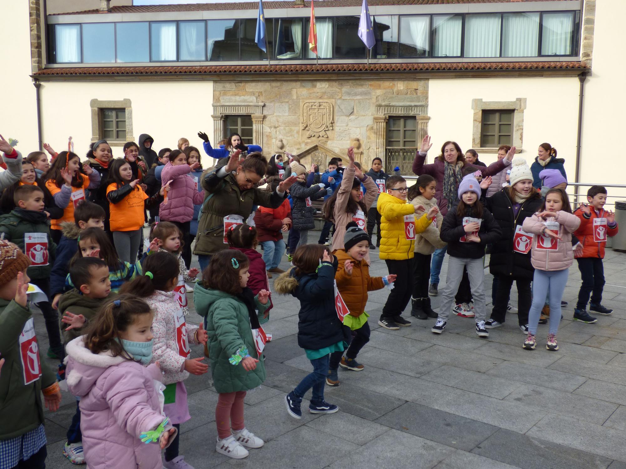 Los escolares del colegio Verdeamor de Tineo conmemoran el Día Internacional de la Paz.