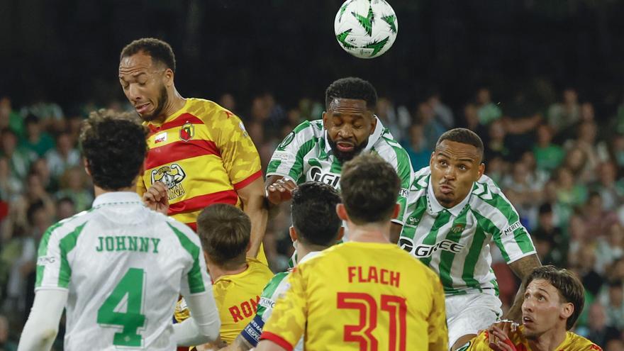 El Betis se muestra superior al Jagiellonia y logra dos goles de ventaja