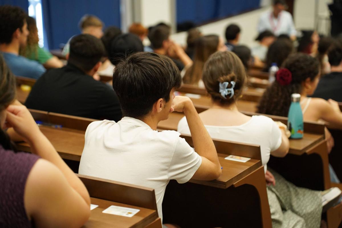 Alumnos de Bachillerato durante el primer día de la PAU 2026 (Selectividad) en el Rectorado de la Universidad de Sevilla