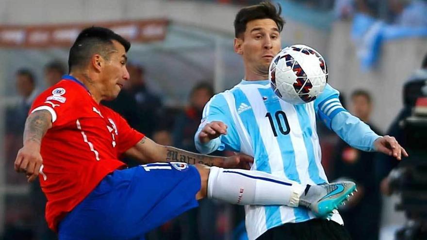El chileno Medel golpea a Messi en una imagen de archivo.