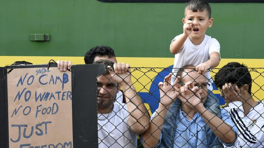 Refugiados resisten junto al tren que permanece varado en la estación húngara de Bicske.
Foto: Herbert P. Oczeret