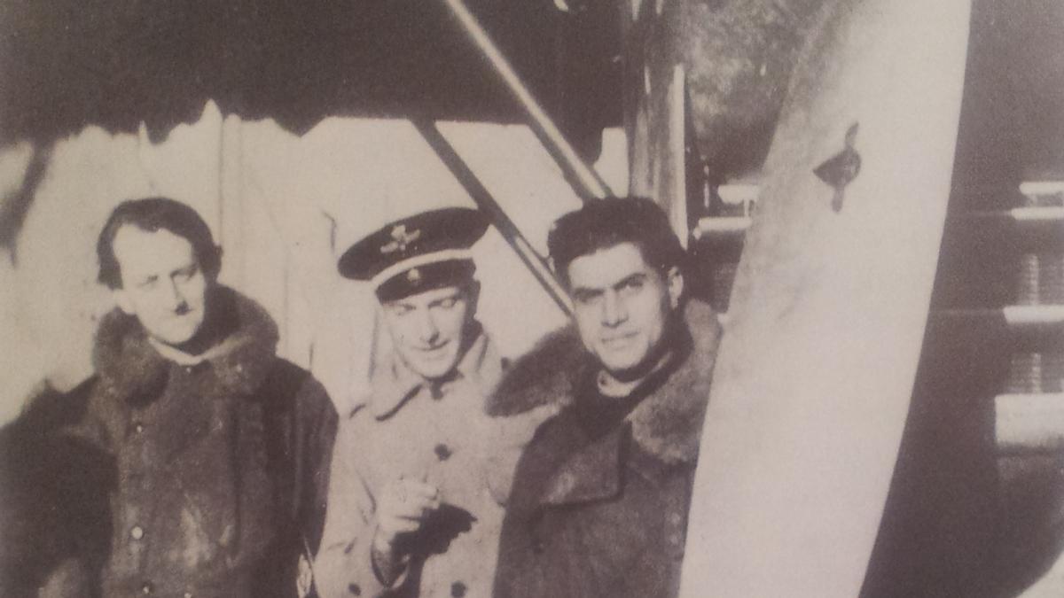 André Malraux, en el medio, y Jean Bélaïdi, a la derecha, junto a una de las avionetas.