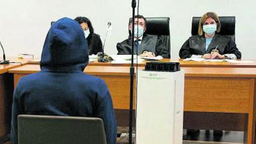 El acusado se cubre con una capucha en el juicio.  | PILAR CORTÉS