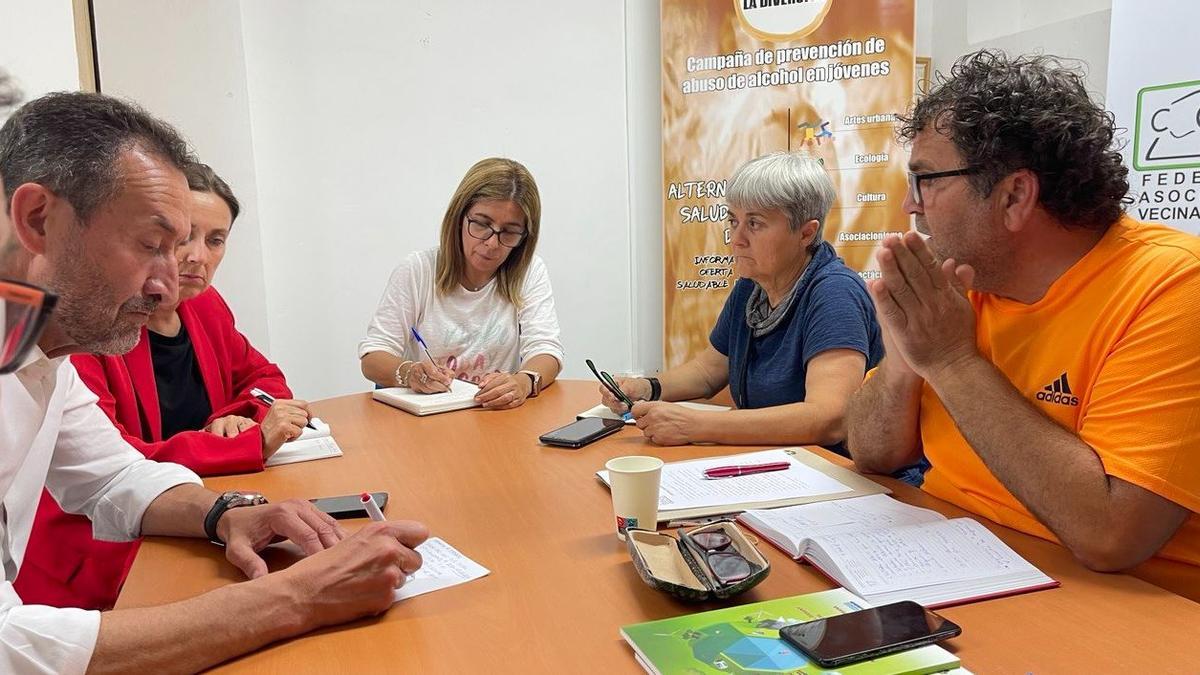 Carlos González toma nota a las peticiones esta tarde