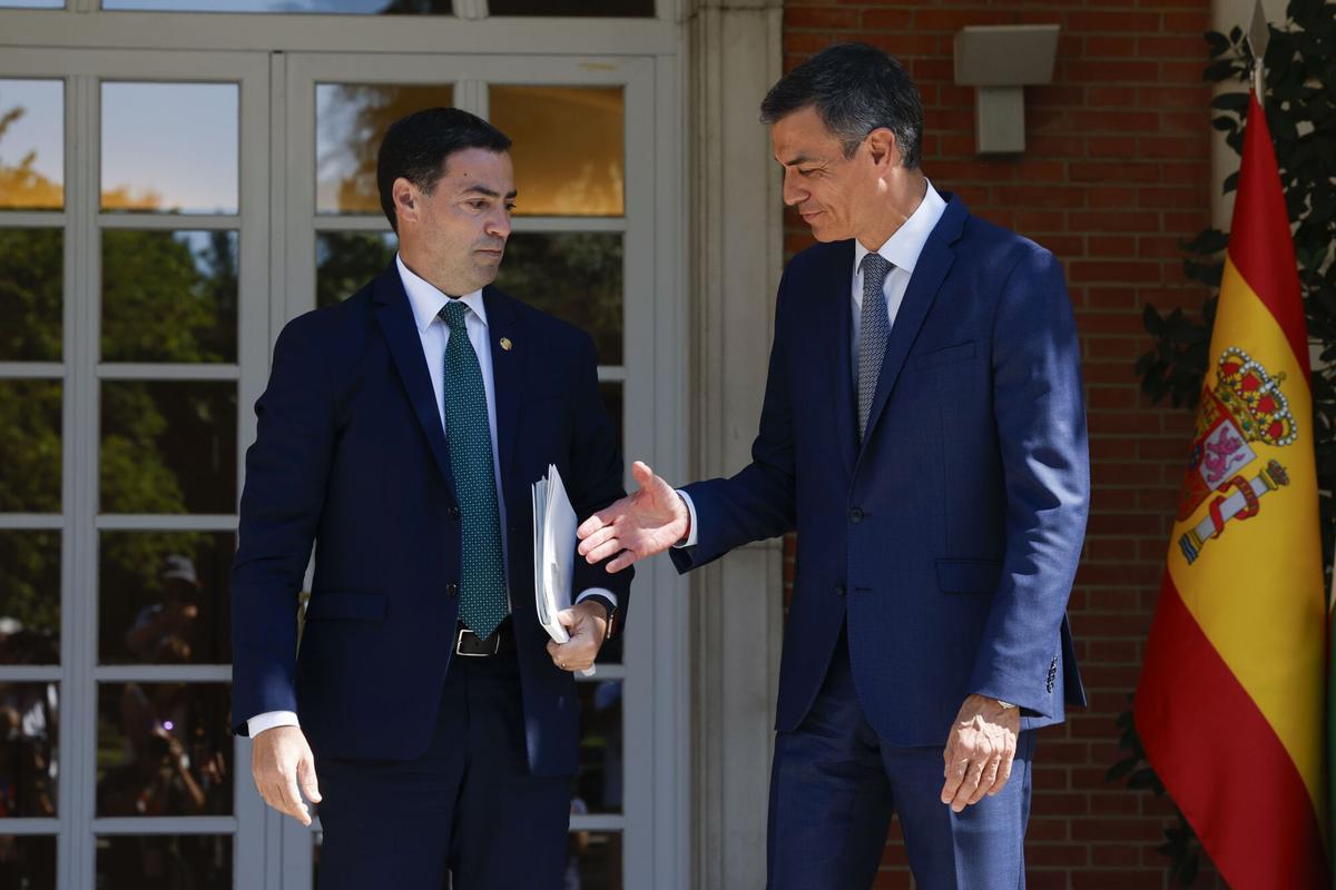El presidente del Gobierno, Pedro Sánchez, recibe al lehendakari, Imanol Pradales, a su llegada a la reunión de la Comisión Bilateral entre el Estado y Euskadi.