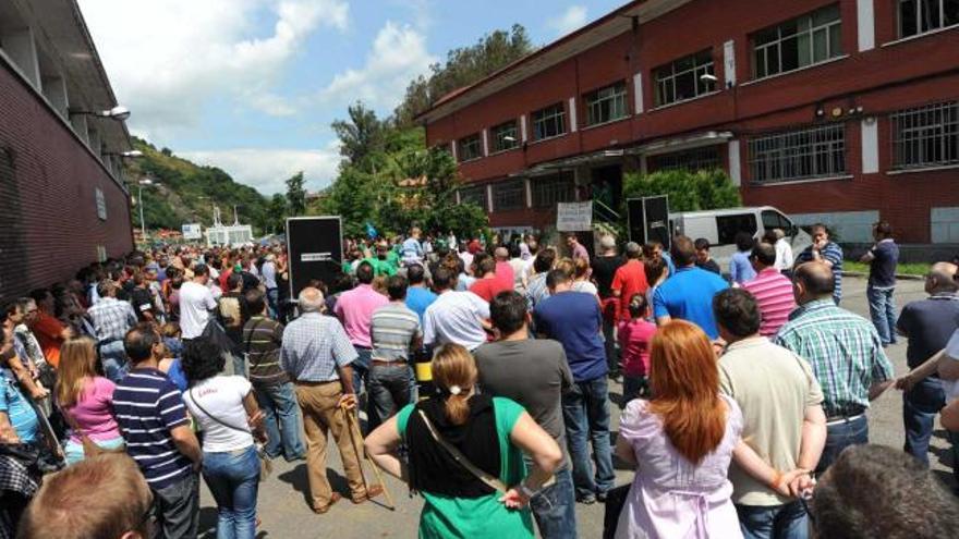 Decenas de personas en la concentración de ayer en el pozo Santiago.