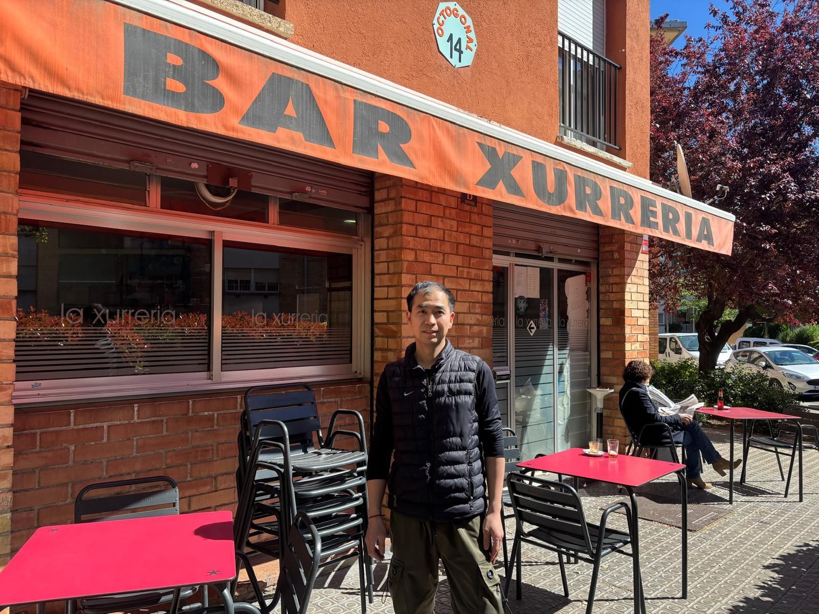 El copropietari del Bar Xurreria, Liu Feng, davant de l’establiment