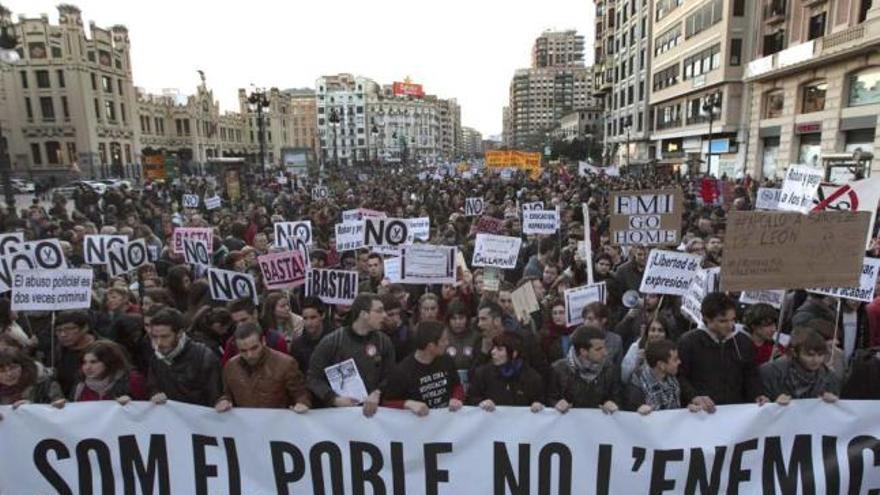 Miles de estudiantes marchan en Valencia con el respaldo y presencia de dirigentes políticos del PSOE, EU y Compromís.