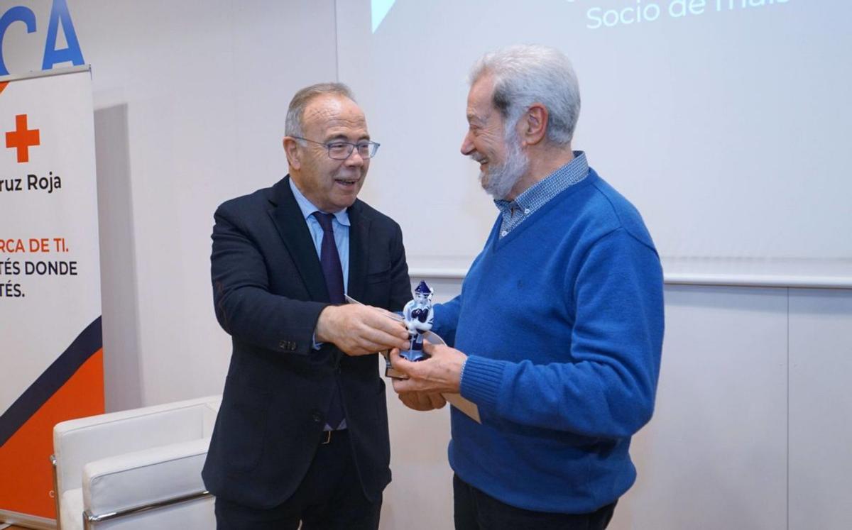 Bugallo entrega el galardón al socio de más edad a Juan Antonio Formoso Varela