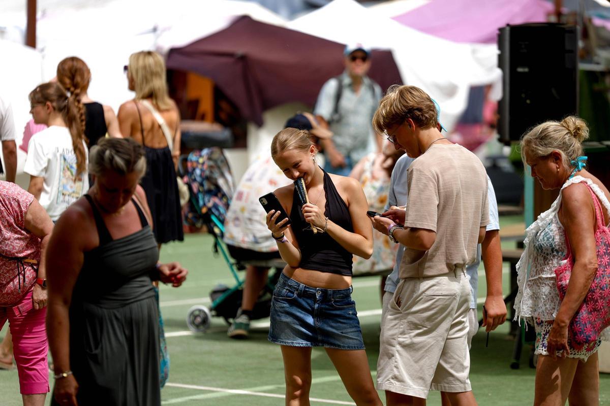 El emblemático mercadillo hippie de Punta Arabí, en imágenes