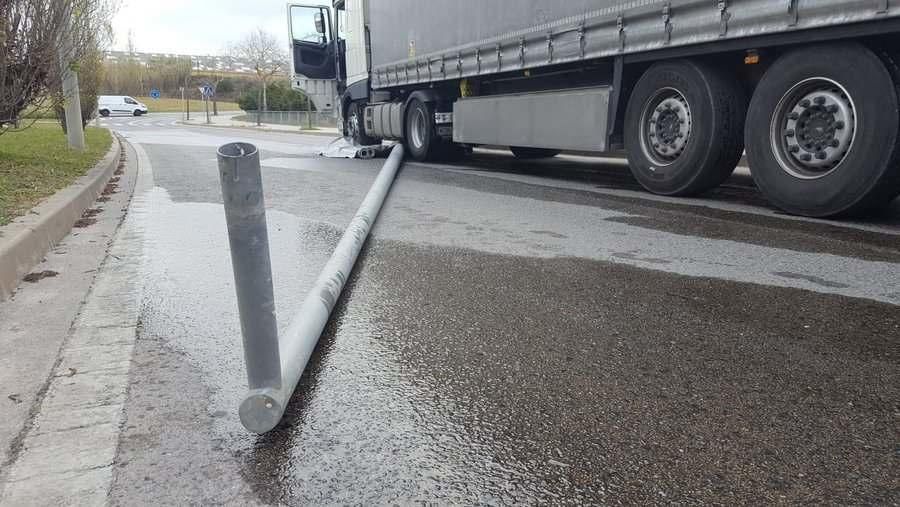 Detenen a Blanes un camioner que es van encastar contra un fanal i es va negar a fer la prova d'alcoholèmia