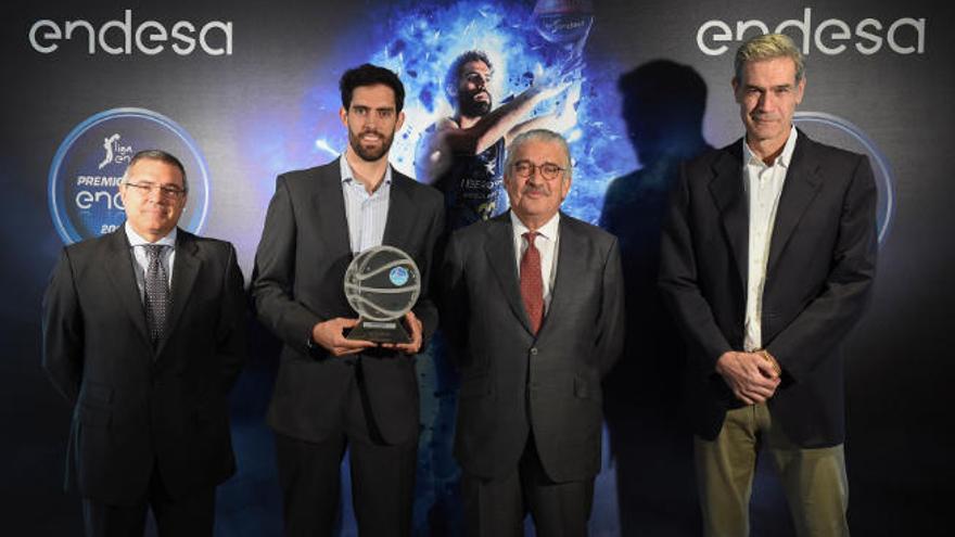 De izquierda a derecha, Félix Hernández (Canarias), Javi Beirán (Canarias), José Bogas (Endesa) y Antonio Martín (ACB).