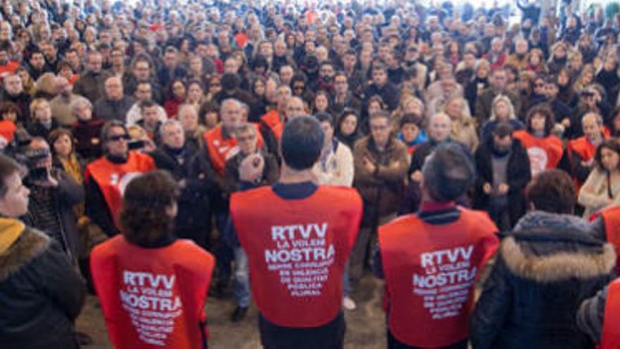 El comité de empresa se dirige a los trabajadores, en la asamblea de ayer en RTVV.