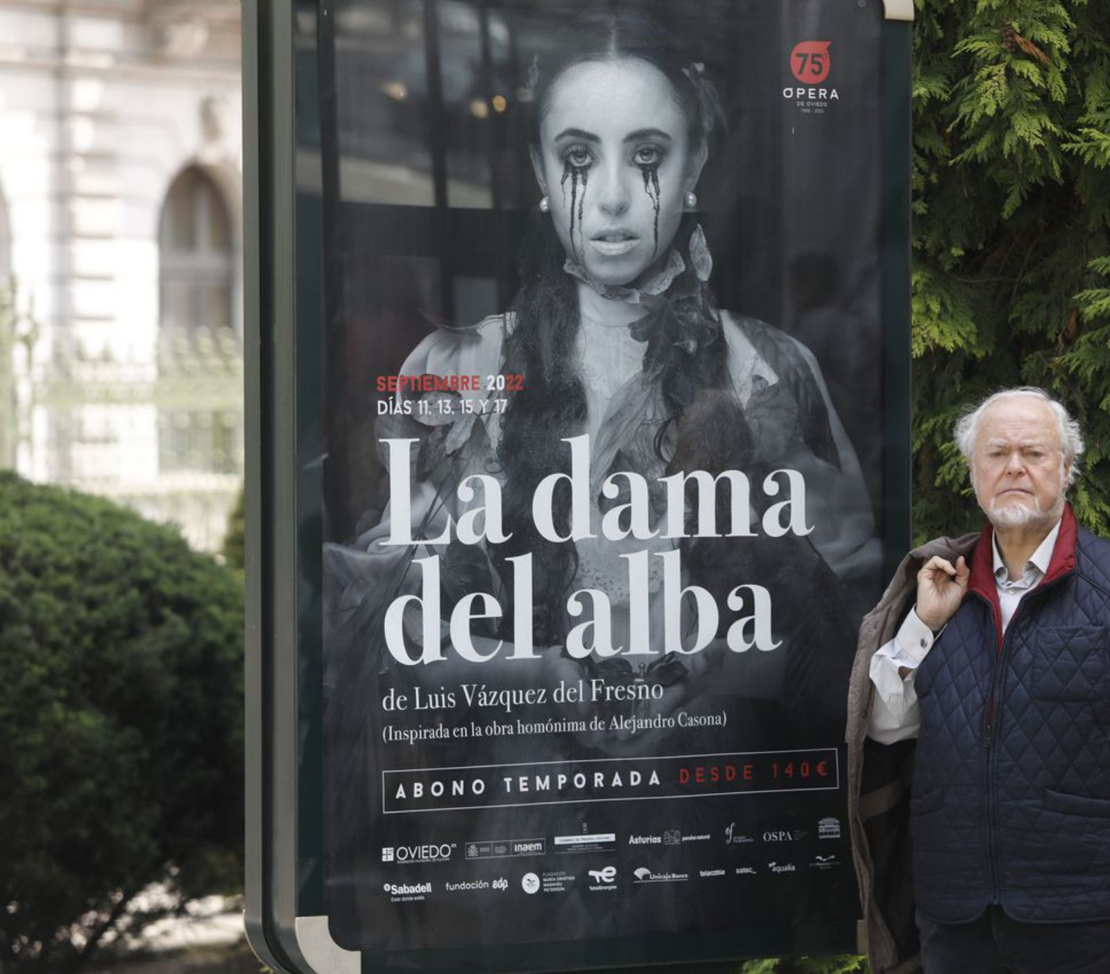 Vázquez del Fresno posa ante un cartel promocional de «La dama del alba». | LUISMA MURIAS