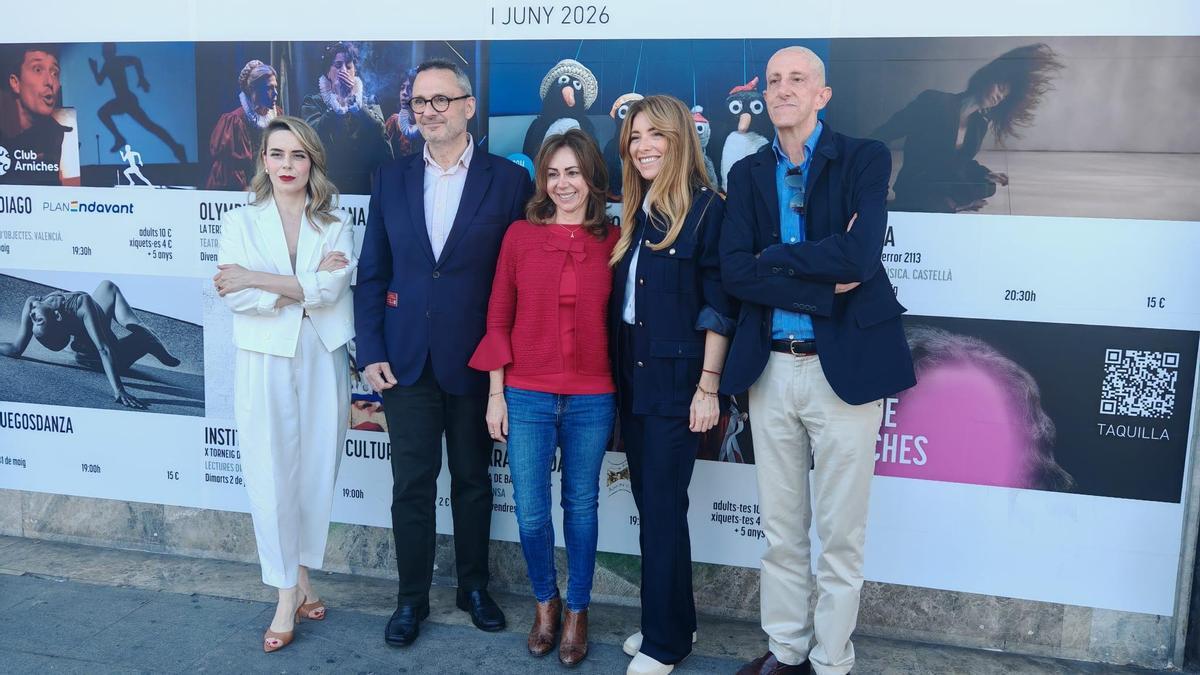 Foto de familia tras la reunión realizada con los medios de comunicación en Alicante