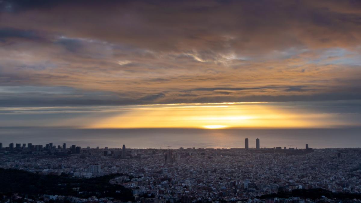 Una masa nubosa se aleja de Barcelona