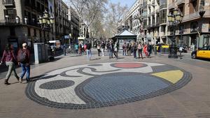 Media entrada en la Rambla de Barcelona, una de las arterias más turísticas de la capital catalana. 