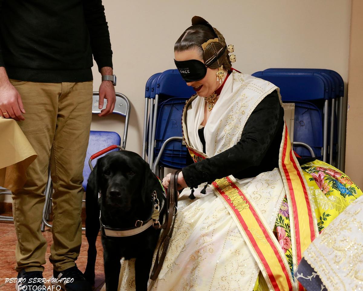 Andrea García, en un acto con perros guía en su falla