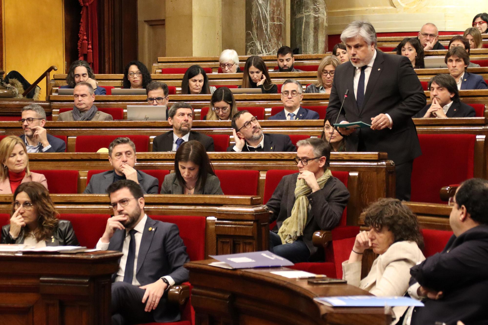 El presidente del grupo de Junts en el Parlament, Albert Batet, en una intervención durante el pleno