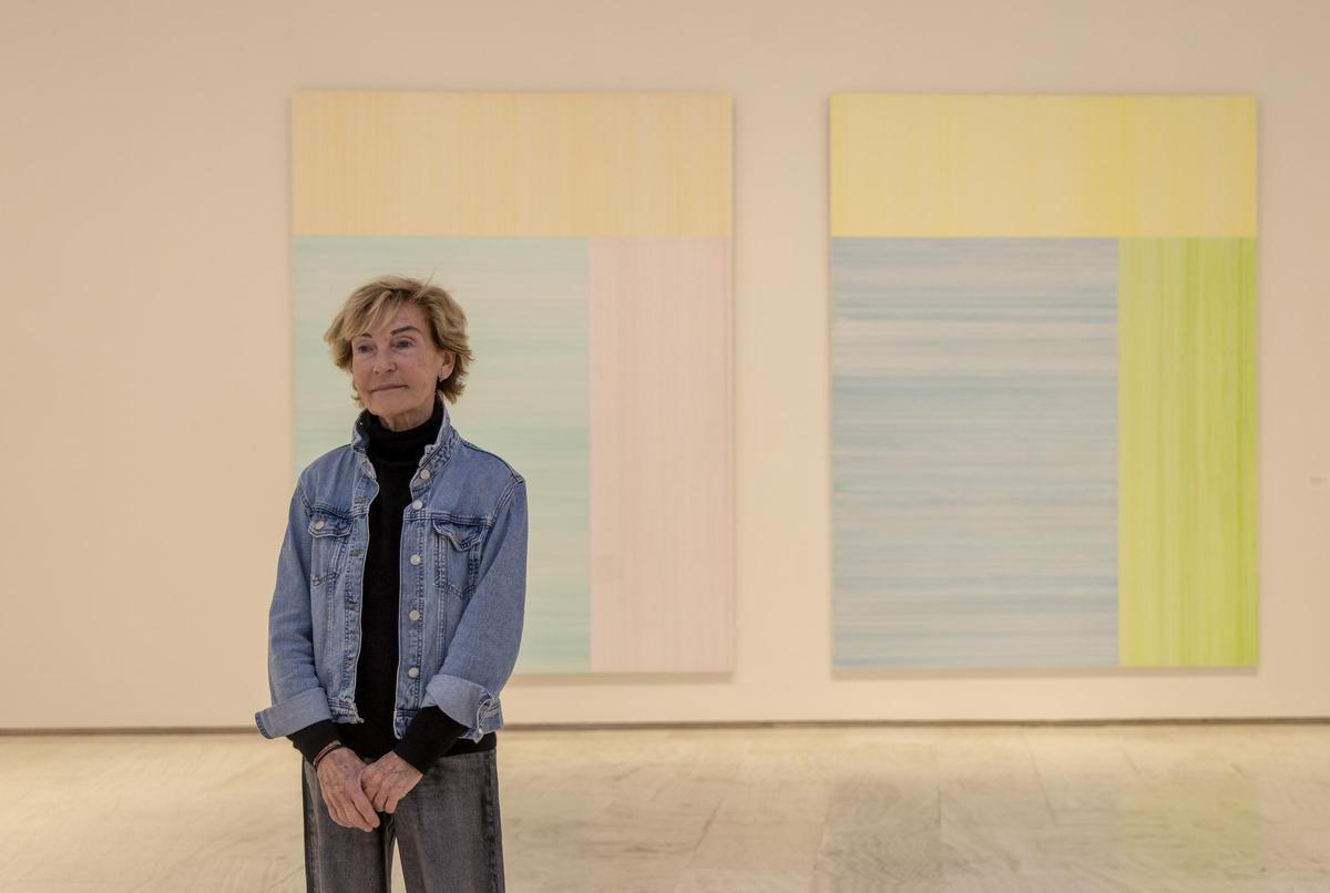 Soledad Sevilla, junto a la primera versión en color de la serie "Esperando a Sempere" de la exposición, instalada en el MACA hasta el 17 de mayo.